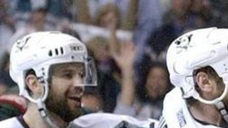 Brankář Anaheimu Jean-Sebastien Giguere (vpravo) slaví s obráncem Stevem Rucchinem (uprostřed) a Robem Niedermayerem poté, co ve 4. finálovém zápase Západní konference NHL porazili Minnesotu Brankář Anaheimu Jean-Sebastien Giguere (vpravo) slaví s obráncem Stevem Rucchinem (uprostřed) a Robem Niedermayerem poté, co ve 4. finálovém zápase Západní konference NHL porazili Minnesotu