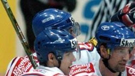 Jan Hlaváč (uprostřed) v objetí reprezentačních spoluhráčů. Jan Hlaváč (uprostřed) v objetí reprezentačních spoluhráčů.