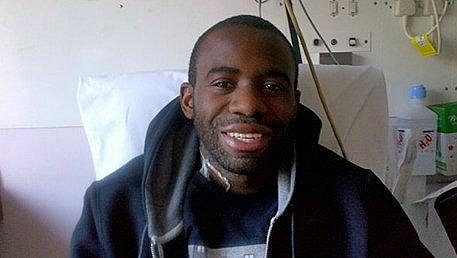 Fabrice Muamba se usmívá na nemocniční posteli Fabrice Muamba se usmívá na nemocniční posteli