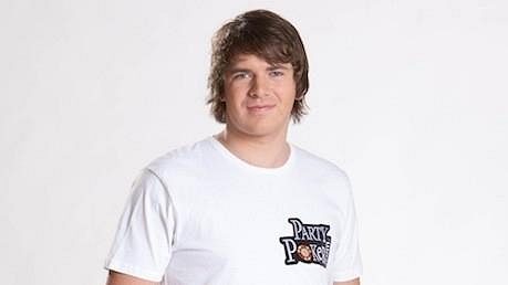 Rodák z německého Leonbergu se naučil hrát poker v roce 2007. Nyní za svůj domov pokládá Londýn, ale většinu času cestuje za pokerem. Rodák z německého Leonbergu se naučil hrát poker v roce 2007. Nyní za svůj domov pokládá Londýn, ale většinu času cestuje za pokerem.