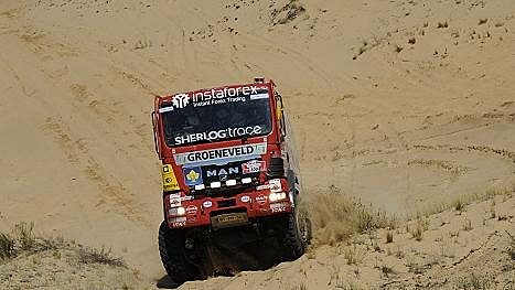 Aleš Loprais během třetí etapy Sil Way Rallye, v níž přes velké problémy vybojoval druhé místo Aleš Loprais během třetí etapy Sil Way Rallye, v níž přes velké problémy vybojoval druhé místo