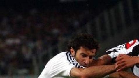Luis Figo (vlevo) je na odchodu z madridského Realu. Luis Figo (vlevo) je na odchodu z madridského Realu.