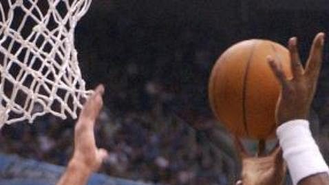 Hráči Sacramento Kings Vlade Divac (vlevo) a Predrag Stojakovič (vpravo) se snaží zastavit útok Karla Malonea z Utah Jazz v utkání play off basketbalové ligy NBA Hráči Sacramento Kings Vlade Divac (vlevo) a Predrag Stojakovič (vpravo) se snaží zastavit útok Karla Malonea z Utah Jazz v utkání play off basketbalové ligy NBA