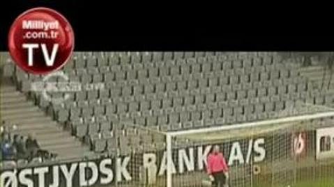 Brankář Soren Jochmusen dostal gól z půlky hřiště. Brankář Soren Jochmusen dostal gól z půlky hřiště.