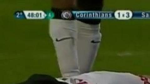 Záložník Corinthians Alex zůstal po nenápadném střetu se soupeřem bezvládně ležet na trávníku. Záložník Corinthians Alex zůstal po nenápadném střetu se soupeřem bezvládně ležet na trávníku.