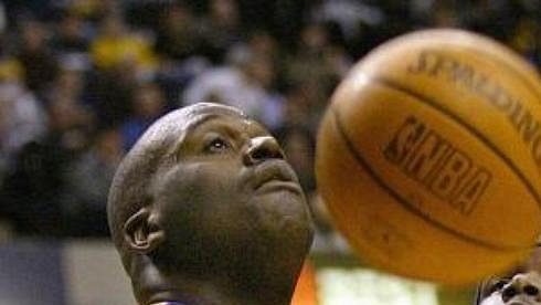 Shaquille O´Neal bojuje o míč Shaquille O´Neal bojuje o míč