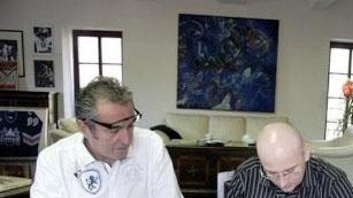 Pavel Hynek (na snímku uprostřed) podepisuje smlouvu se Spartou jako hlavní trenér. Vlevo prezident a předseda představenstva Sparty Viliam Sivek, vpravo generální manažer Petr Bříza. Pavel Hynek (na snímku uprostřed) podepisuje smlouvu se Spartou jako hlavní trenér. Vlevo prezident a předseda představenstva Sparty Viliam Sivek, vpravo generální manažer Petr Bříza.