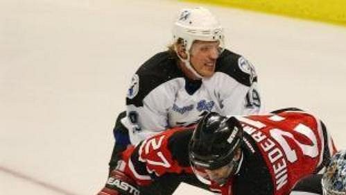 Scott Niedermayer bojuje v brankovišti. Scott Niedermayer bojuje v brankovišti.