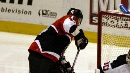Brankář New Jersey Devils Martin Brodeur úspěšně čelí útoku Radka Bonka z celku Ottawa Senators v utkání play off Východní konference hokejové soutěže NHL, které se hrálo 15. května v East Rutherfordu. Brankář New Jersey Devils Martin Brodeur úspěšně čelí útoku Radka Bonka z celku Ottawa Senators v utkání play off Východní konference hokejové soutěže NHL, které se hrálo 15. května v East Rutherfordu.
