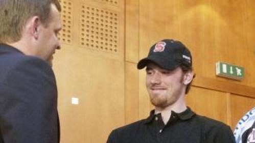 Ředitel společnosti HC Sparta Praha Luboš Koželuh (vlevo) vítá dočasnou posilu týmu Martina Havláta (uprostřed) na tiskové konferenci 10. září v Praze. Zprava přihlížejí noví hráči v týmu Jan Marek, který přišel z Třince, a Jiří Jakeš Ředitel společnosti HC Sparta Praha Luboš Koželuh (vlevo) vítá dočasnou posilu týmu Martina Havláta (uprostřed) na tiskové konferenci 10. září v Praze. Zprava přihlížejí noví hráči v týmu Jan Marek, který přišel z Třince, a Jiří Jakeš