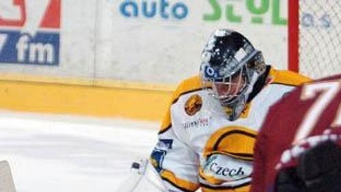 Litvínovský brankář Martin Altrichter (vlevo) likviduje šanci Tomáše Netíka ze Sparty. Litvínovský brankář Martin Altrichter (vlevo) likviduje šanci Tomáše Netíka ze Sparty.