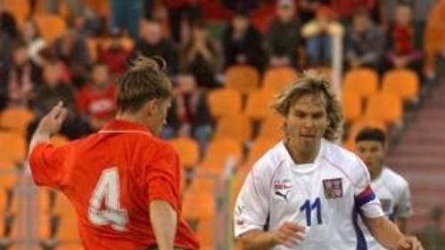Alexander Luchvič z Běloruska (vlevo) se snaží obejít Pavla Nedvěda. Vpravo přihlíží Marek Jankulovski. Alexander Luchvič z Běloruska (vlevo) se snaží obejít Pavla Nedvěda. Vpravo přihlíží Marek Jankulovski.