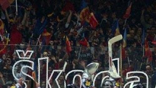Hokejisté Sparty oslavují s fanoušky vítězství. Hokejisté Sparty oslavují s fanoušky vítězství.