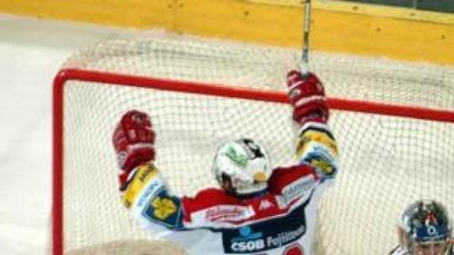 Brankář Sparty Petr Přikryl právě inkasoval v zápase s Pardubicemi. Brankář Sparty Petr Přikryl právě inkasoval v zápase s Pardubicemi.