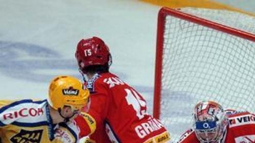 Obránci Slavie čistí prostor před brankářem Fraňkem. Obránci Slavie čistí prostor před brankářem Fraňkem.