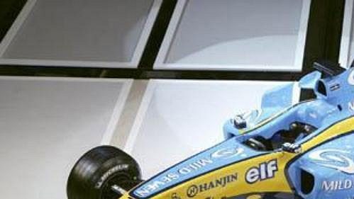 Fernando Alonso s monopostem Renaultu pro novou sezónu - Ilustrační foto Fernando Alonso s monopostem Renaultu pro novou sezónu - Ilustrační foto