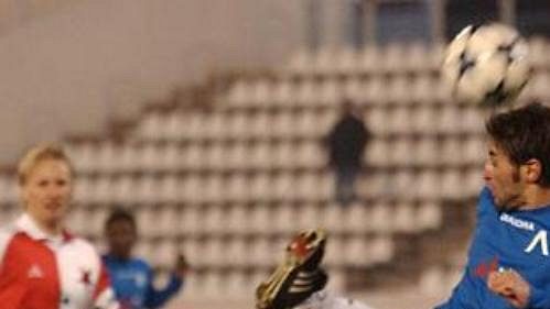 Pavel Kuka ze Slavie v souboji se Stankovem z Levski Sofie (v modrém). Pavel Kuka ze Slavie v souboji se Stankovem z Levski Sofie (v modrém).