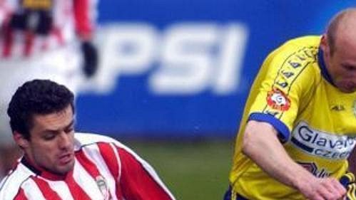 Karel Rada z FK Teplice (vpravo) bojuje o míč se střelcem prvního gólu Žižkova Tomášem Oravcem. Karel Rada z FK Teplice (vpravo) bojuje o míč se střelcem prvního gólu Žižkova Tomášem Oravcem.