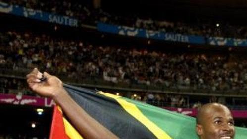 Kim Collins z ostrovů Svatý Kryštof a Nevis se na šampionátu atletů v Paříži stal mistrem světa v běhu na 100 metrů. Kim Collins z ostrovů Svatý Kryštof a Nevis se na šampionátu atletů v Paříži stal mistrem světa v běhu na 100 metrů.