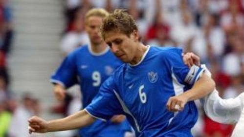 Angličan Steven Gerrard (vpravo) bojuje o míč se Slovákem Igorem Demem v kvalifikaci na ME 2004 - archivní foto. Angličan Steven Gerrard (vpravo) bojuje o míč se Slovákem Igorem Demem v kvalifikaci na ME 2004 - archivní foto.