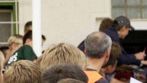 Effenberg se podepisuje fanouškům v Praze-Libuši Effenberg se podepisuje fanouškům v Praze-Libuši