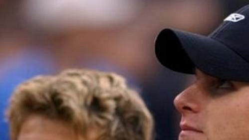 Andy Roddick čeká na trofej pro vítěze US Open. Za ním stojí poražený finalista Juan Carlos Ferrero. Andy Roddick čeká na trofej pro vítěze US Open. Za ním stojí poražený finalista Juan Carlos Ferrero.