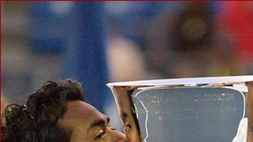 Martin Damm (vpravo) a Leander Paes líbají trofej. Martin Damm (vpravo) a Leander Paes líbají trofej.