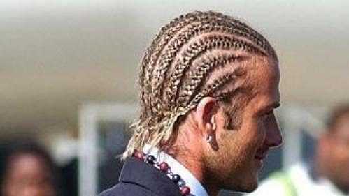 Anglický fotbalový reprezentant David Beckham přicestoval 20. dubna do jihoafrického Durbanu k přátelskému utkání s JAR s novým účesem Anglický fotbalový reprezentant David Beckham přicestoval 20. dubna do jihoafrického Durbanu k přátelskému utkání s JAR s novým účesem