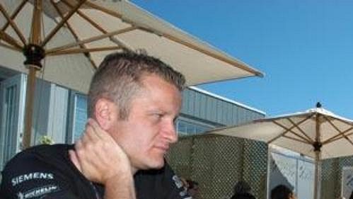 Pavel Turek (vlevo) přihlíží rozhovoru finského pilota McLarenu Kimiho Räikkönena. Pavel Turek (vlevo) přihlíží rozhovoru finského pilota McLarenu Kimiho Räikkönena.