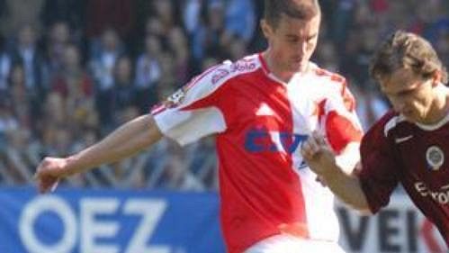 Zdeněk Pospěch ze Sparty (vpravo) v souboji s bývalým hráčem Slavie Miroslavem Holeňákem. Zdeněk Pospěch ze Sparty (vpravo) v souboji s bývalým hráčem Slavie Miroslavem Holeňákem.