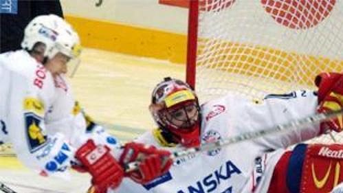 Hokejisté Slavie si kluziště v Sazka Areně poprvé vyzkoušeli při posledním finále extraligy se Zlínem Hokejisté Slavie si kluziště v Sazka Areně poprvé vyzkoušeli při posledním finále extraligy se Zlínem