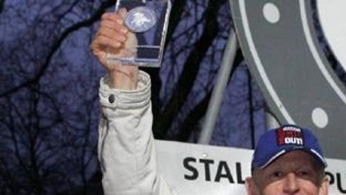 Žokej Filip Minařík oslavuje svůj celkový triumf v německém šampionátu v rovinových dostizích. Žokej Filip Minařík oslavuje svůj celkový triumf v německém šampionátu v rovinových dostizích.