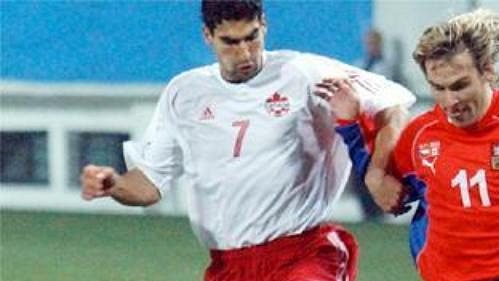 Kapitán českého týmu Pavel Nedvěd obchází Stalteriho. Kapitán českého týmu Pavel Nedvěd obchází Stalteriho.