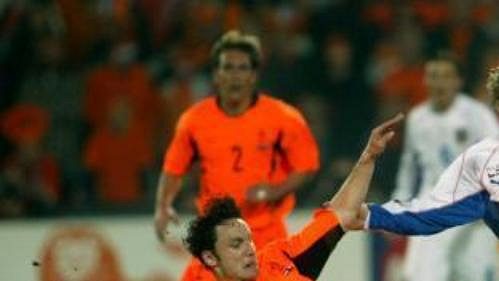 Nizozemský Mark van Bommel (vlevo) se snaží připravit o míč kapitána české reprezentace Pavla Nedvěda. Nizozemský Mark van Bommel (vlevo) se snaží připravit o míč kapitána české reprezentace Pavla Nedvěda.