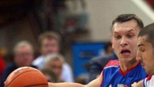 Dušan Vukčevič ze Srbska a Černé Hory (vpravo) bojuje o míč s Rusem Zacharem Pachutinem Dušan Vukčevič ze Srbska a Černé Hory (vpravo) bojuje o míč s Rusem Zacharem Pachutinem