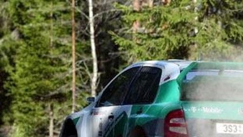 Toni Gardemeister s fabií při Finské rallye. Toni Gardemeister s fabií při Finské rallye.