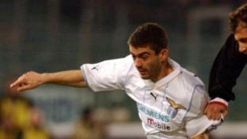 Nikola Lazetić z Lazia Řím (vlevo) a Serdar Topraktepe z celku Besiktas Istanbul v utkání fotbalového Poháru UEFA Nikola Lazetić z Lazia Řím (vlevo) a Serdar Topraktepe z celku Besiktas Istanbul v utkání fotbalového Poháru UEFA