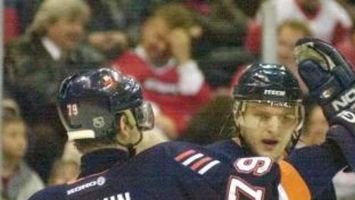 Radek Martínek (vpravo) se v NHL znovu sejde se svými spoluhráči z New York Islanders. Radek Martínek (vpravo) se v NHL znovu sejde se svými spoluhráči z New York Islanders.