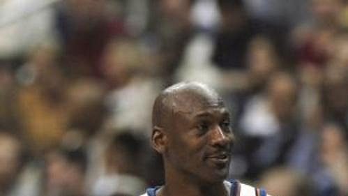 Vlade Divac (vpravo) a Michael Jordan Vlade Divac (vpravo) a Michael Jordan