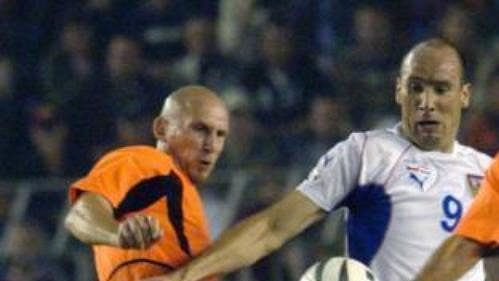 Jan Koller se probíjí mezi Nizozemci Stamem (vlevo) a van der Vaartem (vpravo). Jan Koller se probíjí mezi Nizozemci Stamem (vlevo) a van der Vaartem (vpravo).