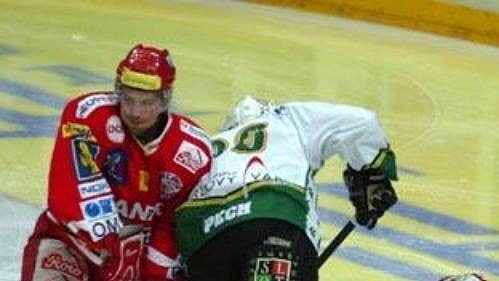 Karlovarský Lukáš Pech (uprostřed) operuje ve slávistické obraně. Karlovarský Lukáš Pech (uprostřed) operuje ve slávistické obraně.