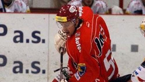 Marek Ivan ze Slavie (vpravo) atakuje znojemského Igora Rataje. Marek Ivan ze Slavie (vpravo) atakuje znojemského Igora Rataje.