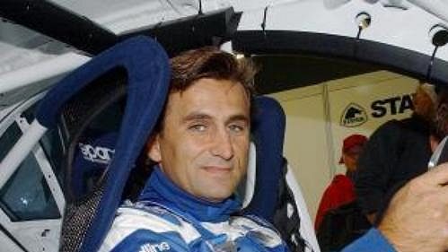 Alessandro Zanardi ve speciálně upraveném voze Alessandro Zanardi ve speciálně upraveném voze