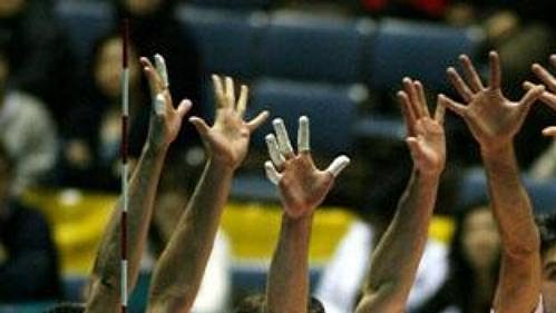 Bulharský volejbalista Plamen Konstantinov (vpravo) zkouší překonat polský trojblok v semifinále MS. Bulharský volejbalista Plamen Konstantinov (vpravo) zkouší překonat polský trojblok v semifinále MS.