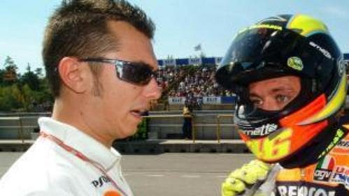Ital Valentino Rossi se osvěžuje během technické přestávky v boxech během sobotního volného tréninku třídy MotoGP na nedělní Velkou cenu v Brně. Ital Valentino Rossi se osvěžuje během technické přestávky v boxech během sobotního volného tréninku třídy MotoGP na nedělní Velkou cenu v Brně.