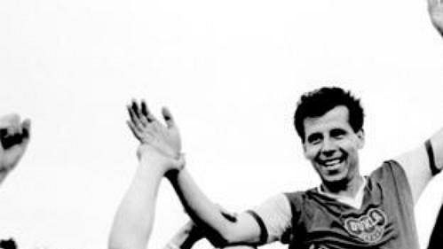 Josef Masopust v dresu pražské Dukly na nedatovaném archivním snímku. Josef Masopust v dresu pražské Dukly na nedatovaném archivním snímku.