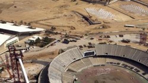 Budoucí hlavní olympijský stadión v Aténách je zatím pouhým staveništěm (stav ze září 2003). Budoucí hlavní olympijský stadión v Aténách je zatím pouhým staveništěm (stav ze září 2003).