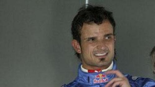 Pilot týmu Red Bull Vitantonio Liuzzi (vlevo) Pilot týmu Red Bull Vitantonio Liuzzi (vlevo)