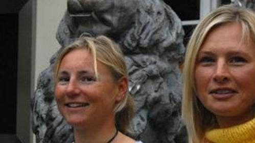 Jachtařka Lenka Šmídová (vpravo) se svou novou kosatnicí Veronikou Fenclovou. Jachtařka Lenka Šmídová (vpravo) se svou novou kosatnicí Veronikou Fenclovou.