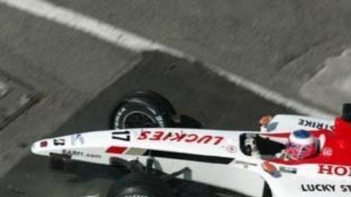 Třiadvacetiletý pilot týmu BAR Jenson Button havaroval v rychlosti 300 km/hod a zcela zničil vůz. Třiadvacetiletý pilot týmu BAR Jenson Button havaroval v rychlosti 300 km/hod a zcela zničil vůz.